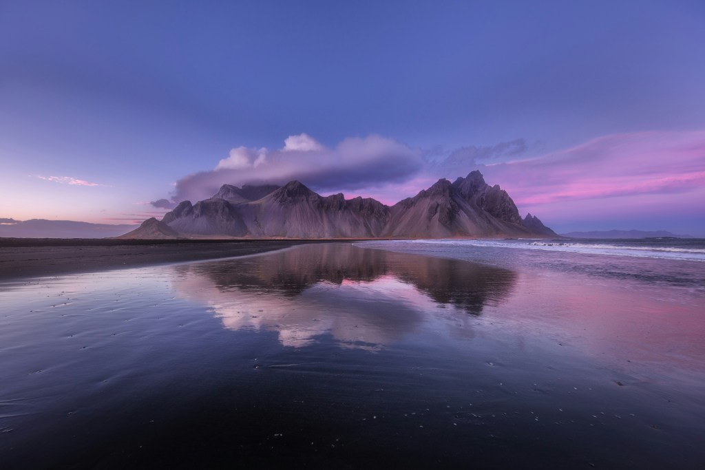 山峦倒影海滩日落美景照片