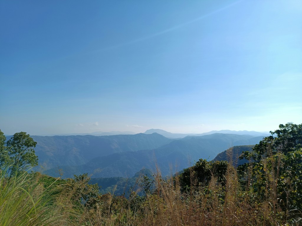 山峦叠翠蓝天辽阔自然风光照片