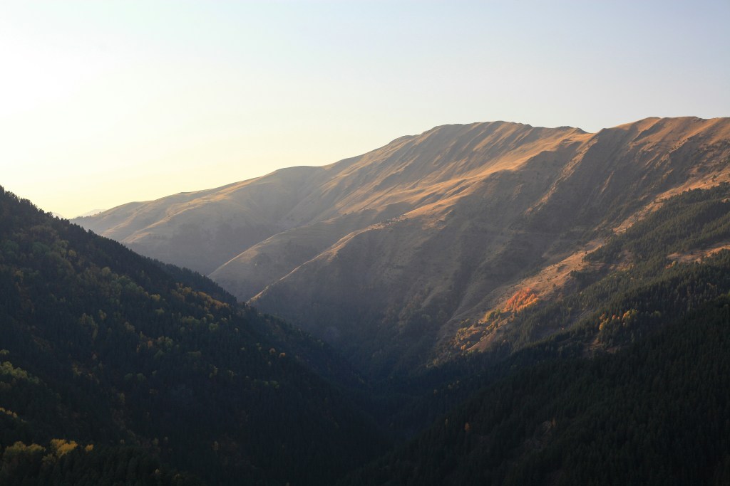 山峦起伏层林尽染秋日风光照片