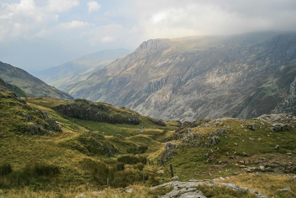 山峦起伏草地绵延山谷风光照片