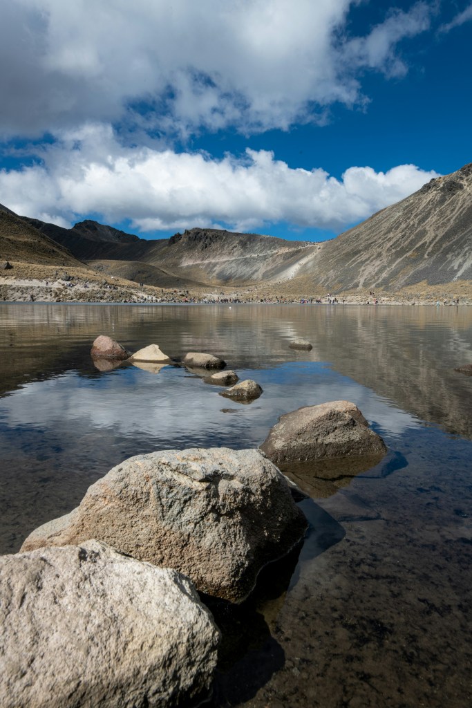 湖畔山峦云影静石照片