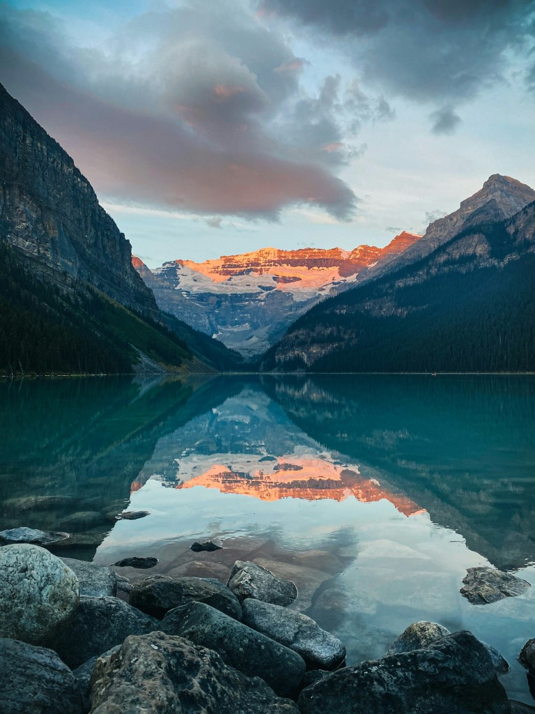 湖畔山峦倒影壮丽景色照片
