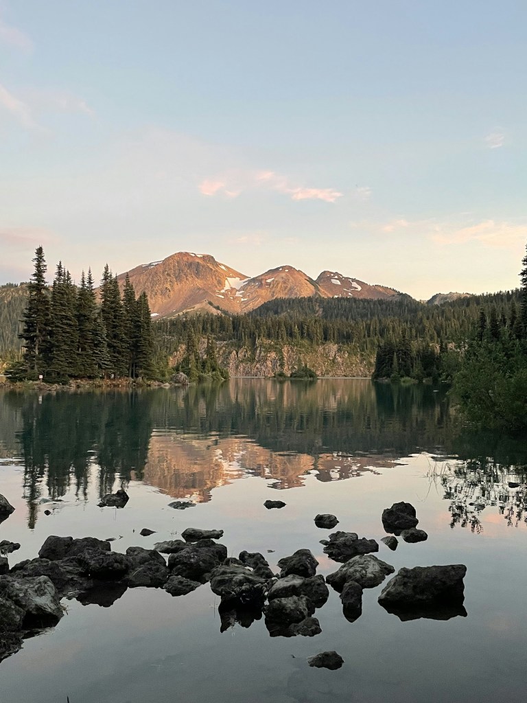 湖畔山峦倒影静谧美景