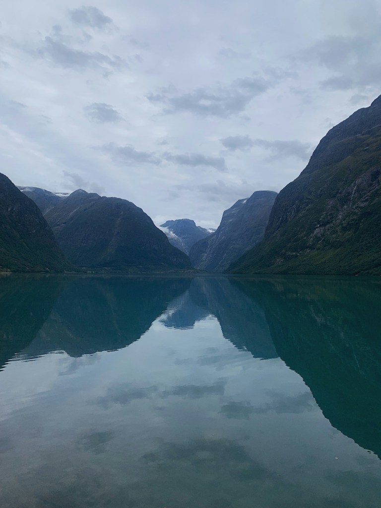 湖畔山峦倒影静谧风光