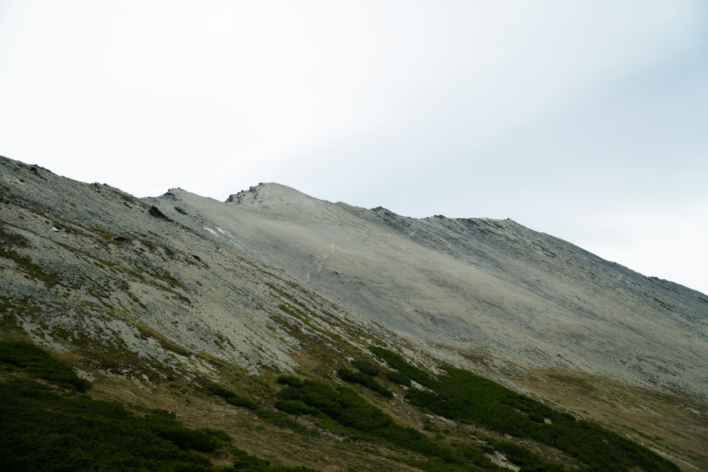 山峰岩石与植被景观照片