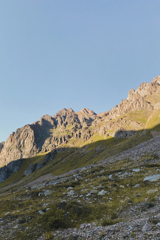 山峰岩石草地蓝天照片