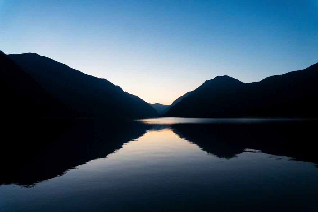 湖畔山峦剪影日落美景照片