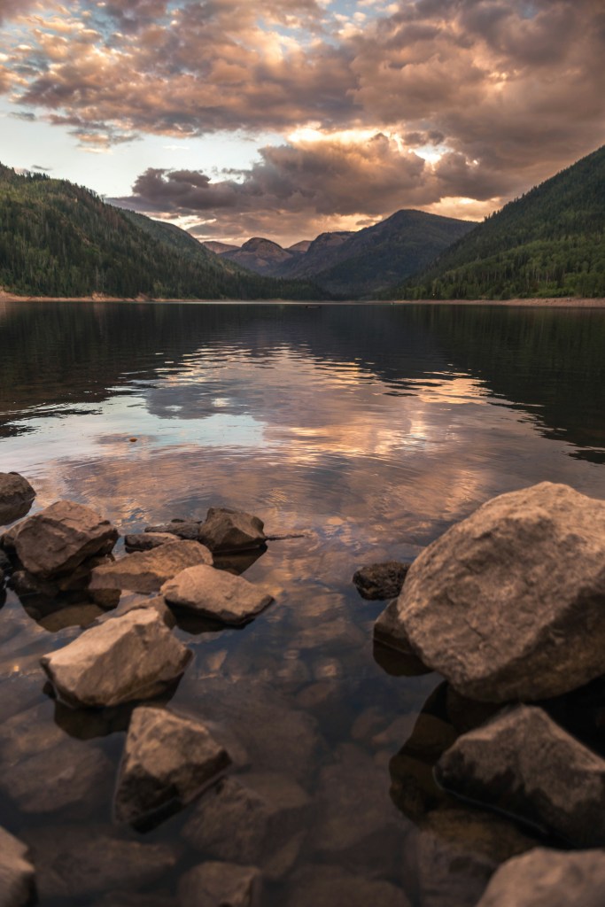 湖畔山峦夕阳云彩照片