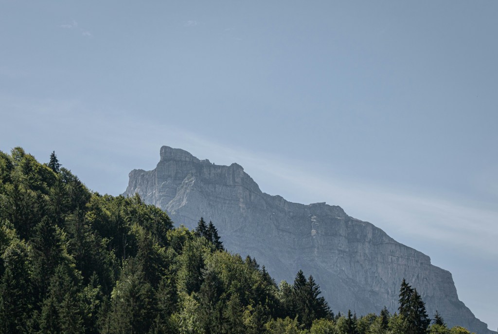 山峰巍峨森林环绕自然景观照片