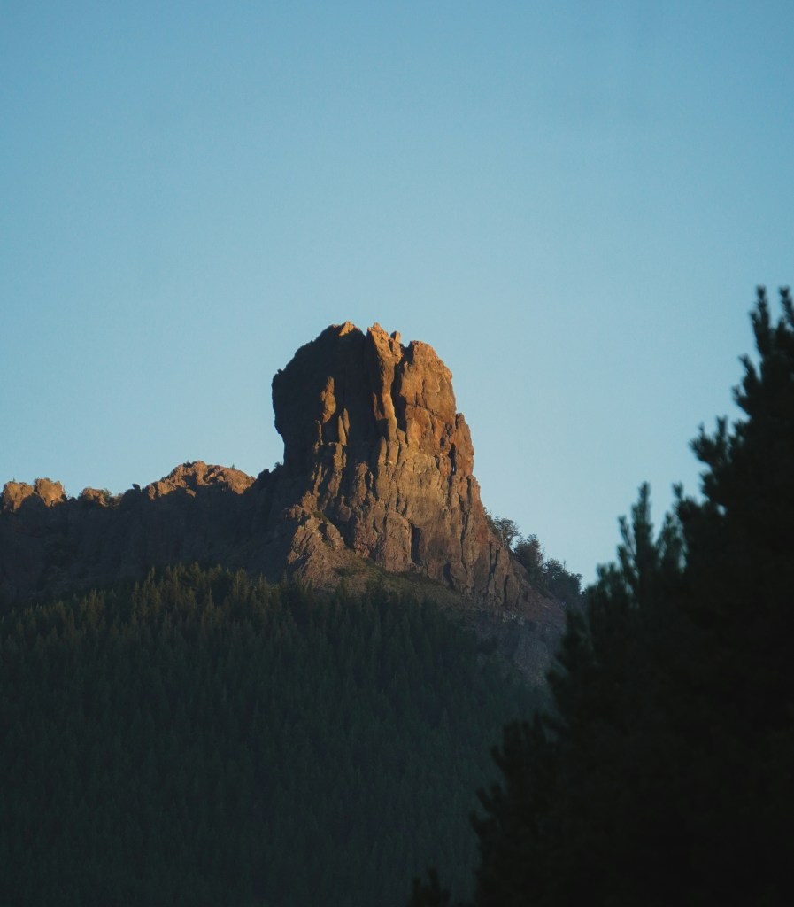 山峰日落光影壮丽景色