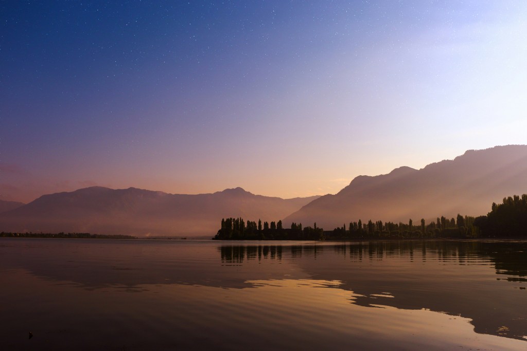 湖畔山峦星空下的宁静夜景照片
