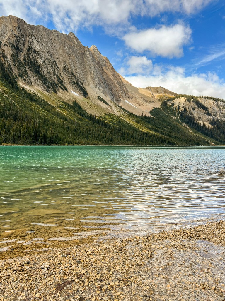 湖畔山峦碧水蓝天自然风光照片