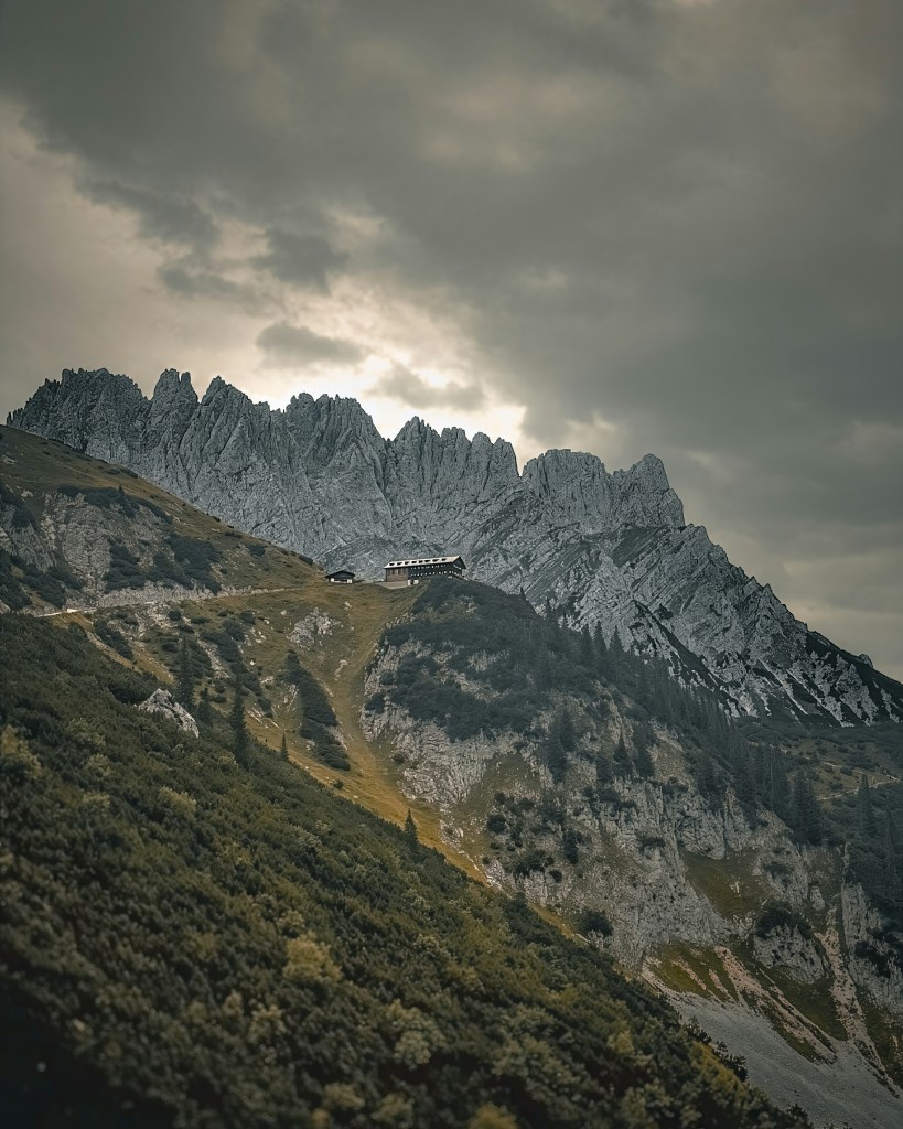 山巅建筑云雾缭绕风景照片