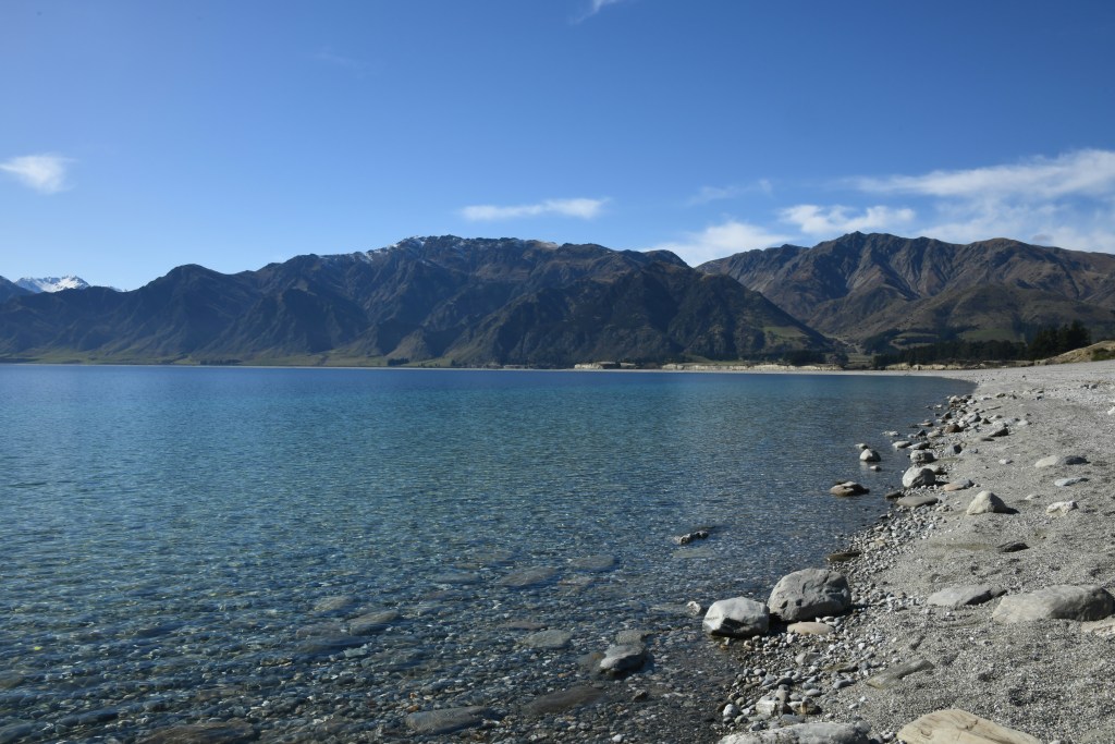 湖畔山峦风景图照片