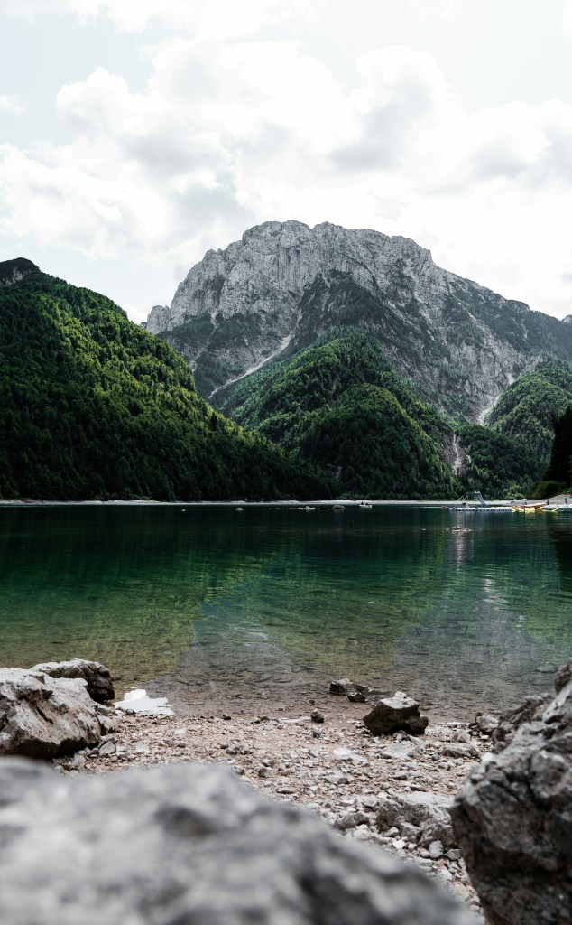 湖畔山峦风景如画照片