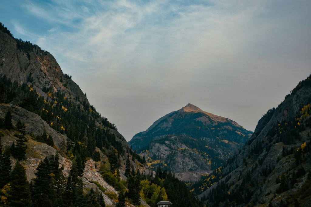 山谷秋景山峰高耸照片