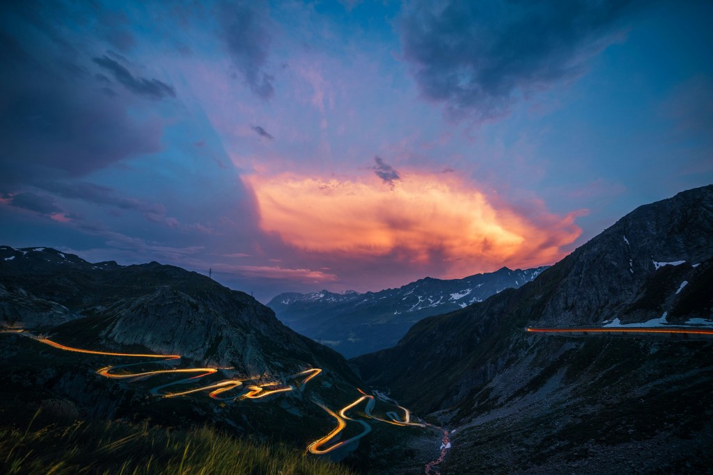 山路夜景云霞壮丽照片