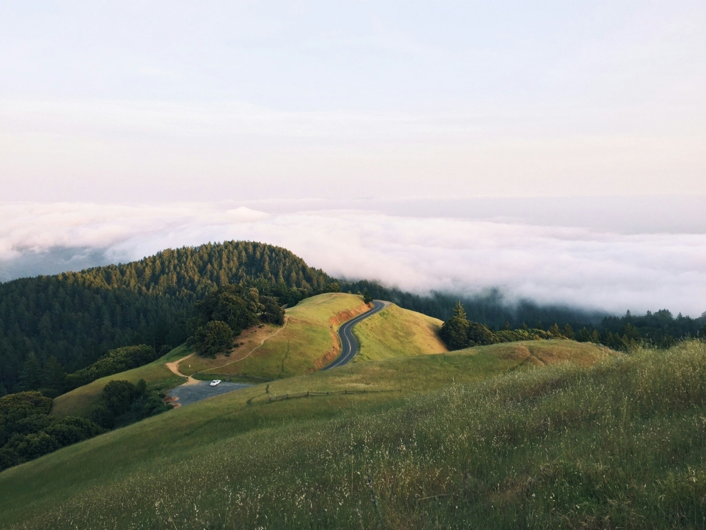 山间云海公路风景照片