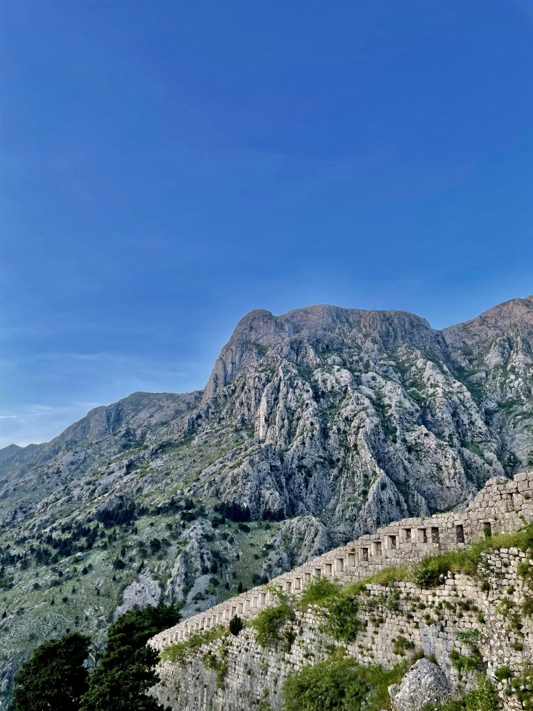 山间古墙蓝天远景照片