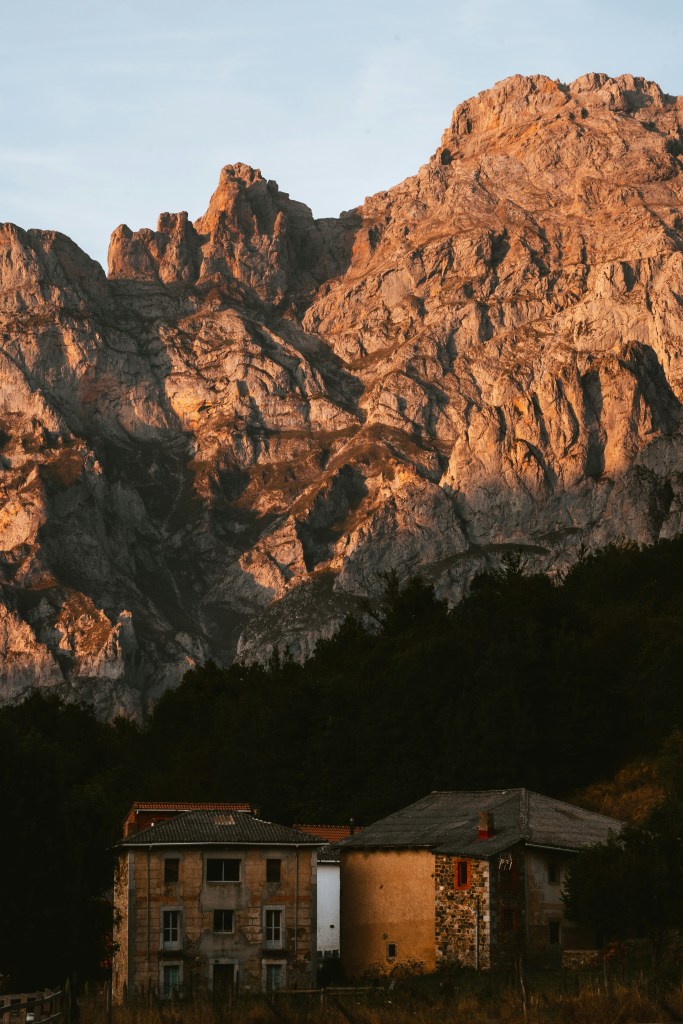 山间房屋日落景色照片