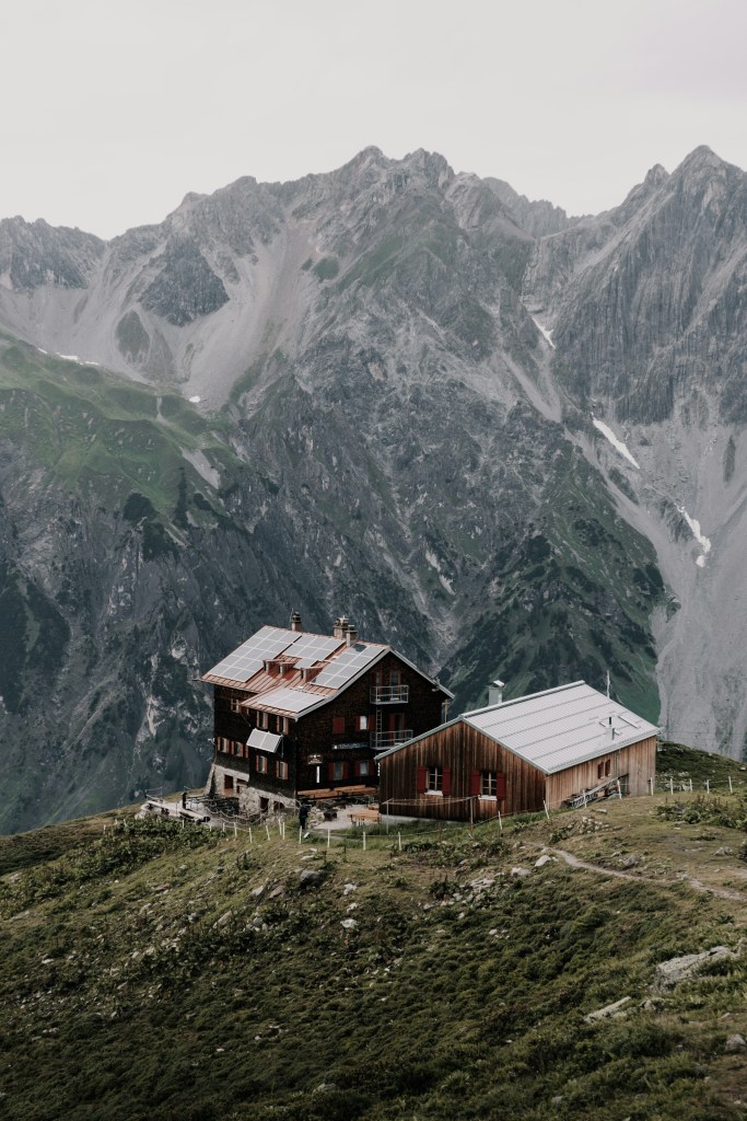 山间木屋与峻岭风光照片