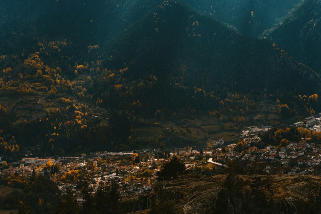 山间村落秋景航拍照片