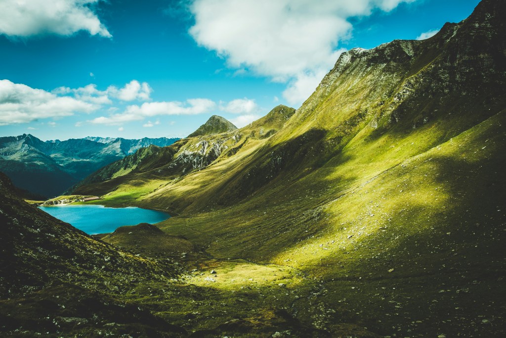 山间湖泊与翠绿山峰的壮丽景色照片
