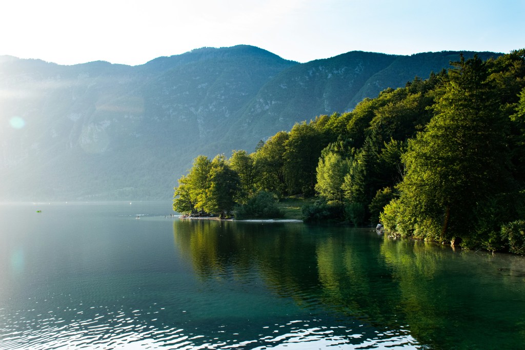 湖畔山林日光美景
