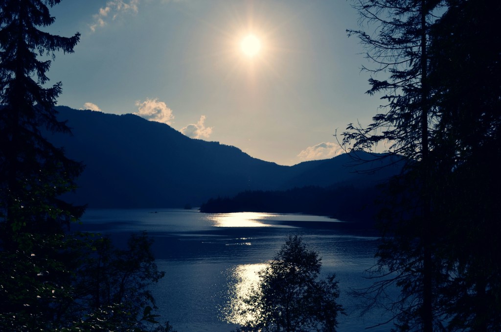 湖畔山林日落美景