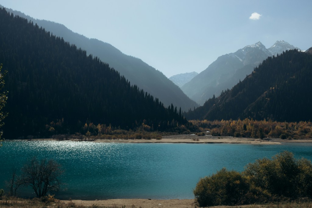 湖畔山林秋景宁静致远照片