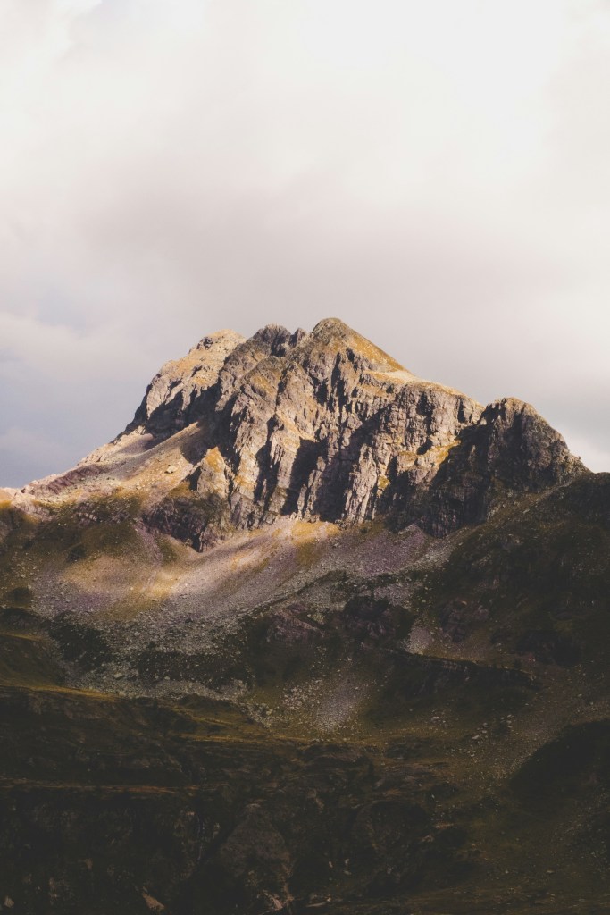 巍峨山峰云雾缭绕自然景观照片