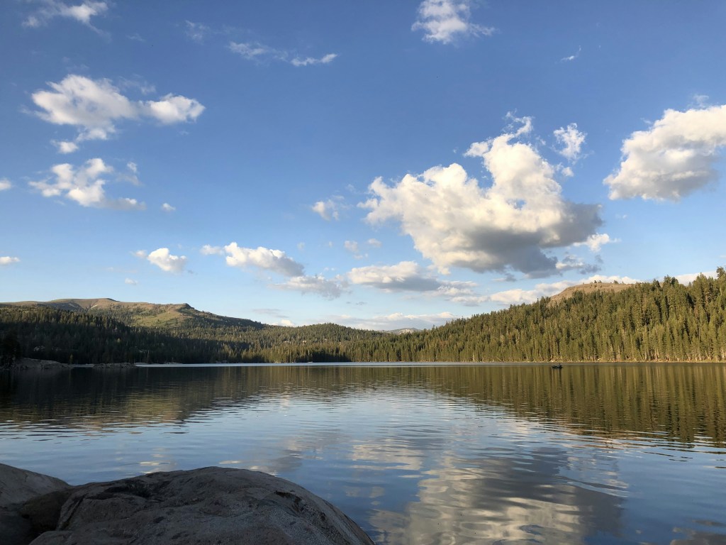 湖畔山林蓝天白云宁静景色照片