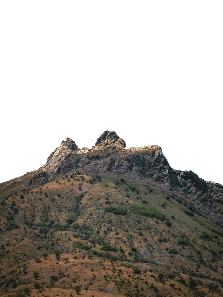 巍峨山峰植被覆盖自然景观照片