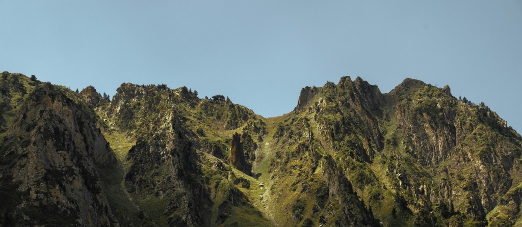 巍峨山峰蓝天映衬壮丽景色