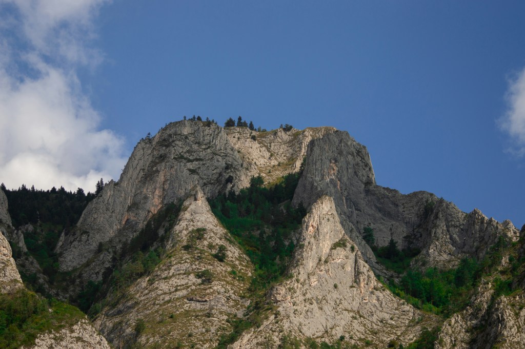 巍峨山峰蓝天白云自然景观