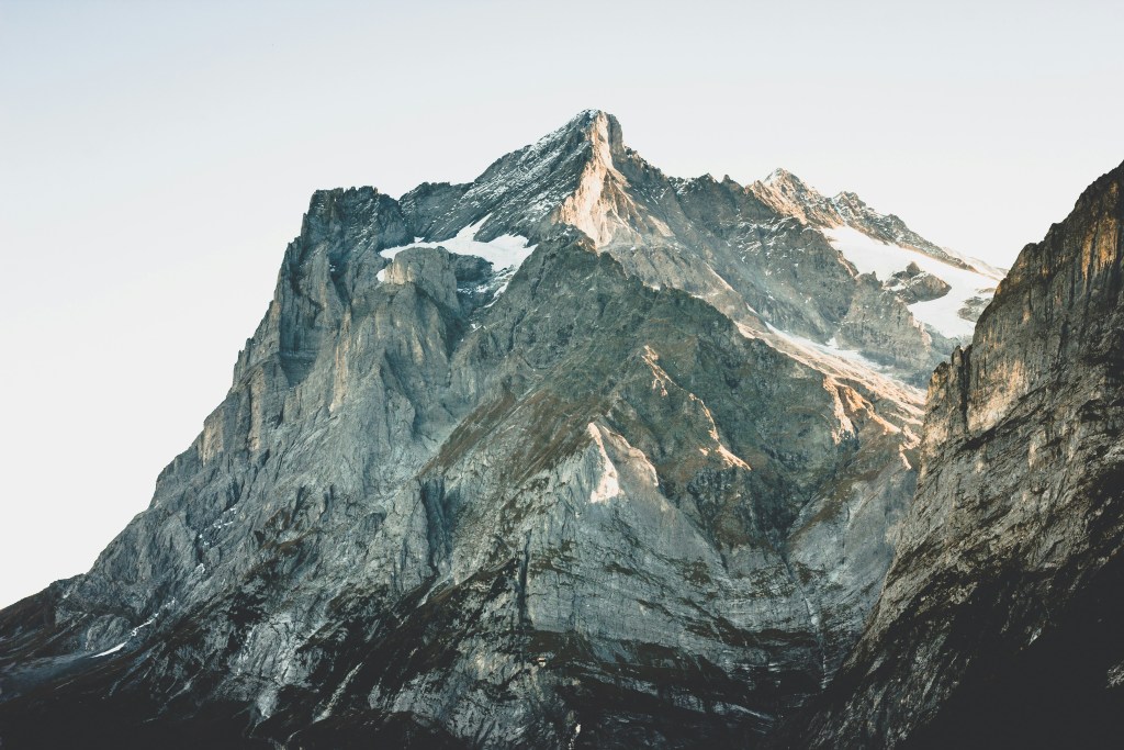 巍峨雪山峰顶景色照片