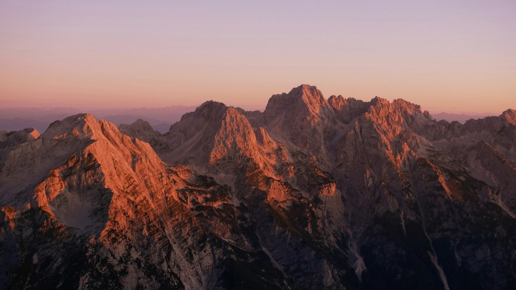 日落时分壮丽山峰全景照片