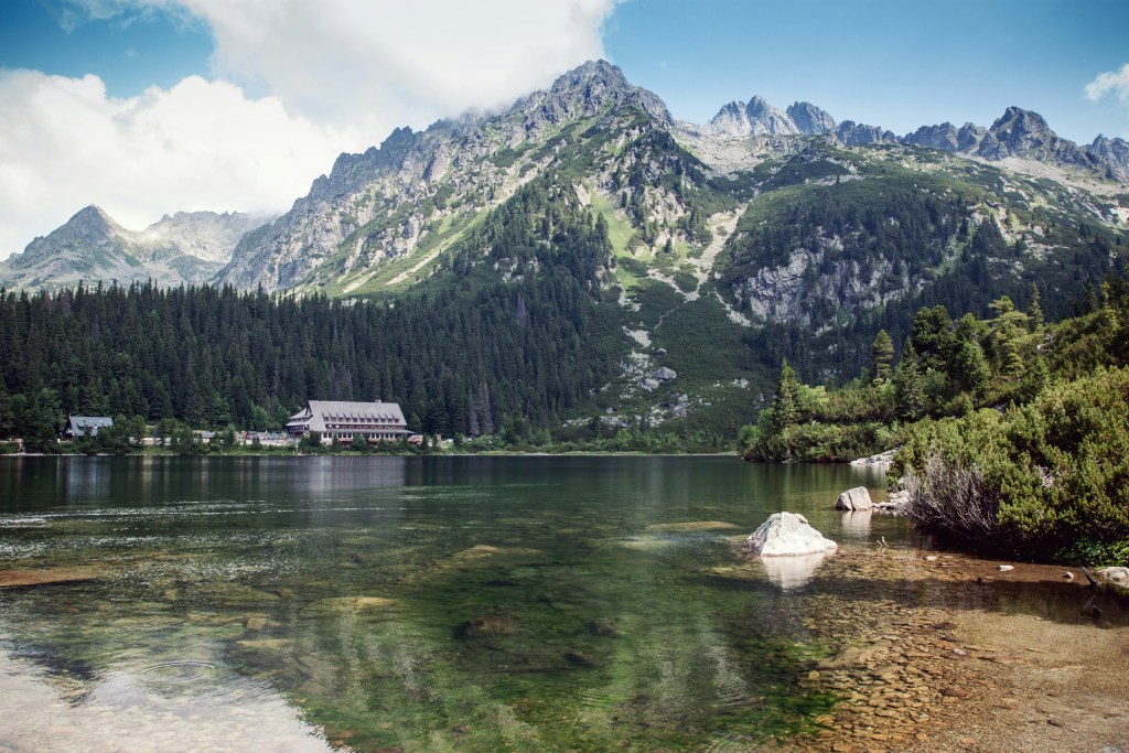 湖畔山景建筑风光照片