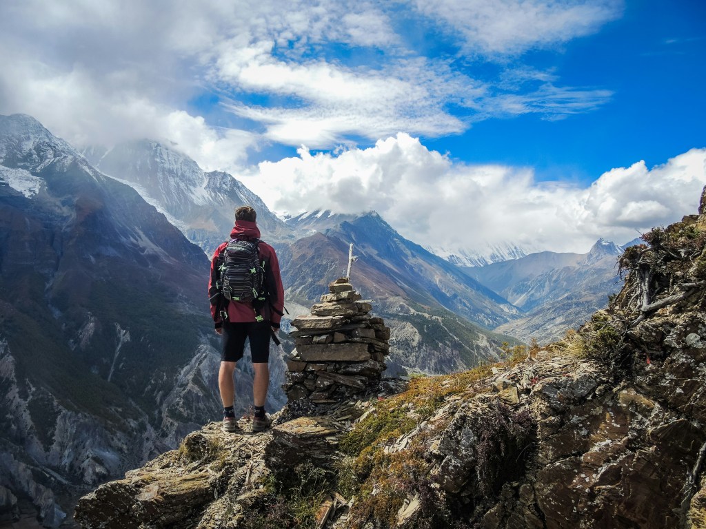 登山者眺望雪山壮丽景色照片