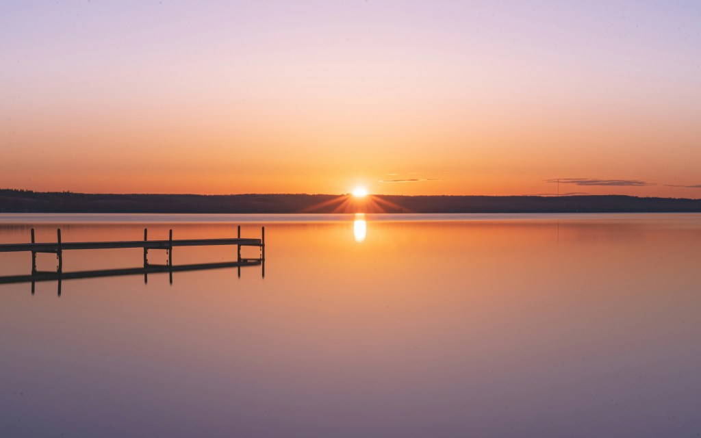 湖畔日落码头静谧美景