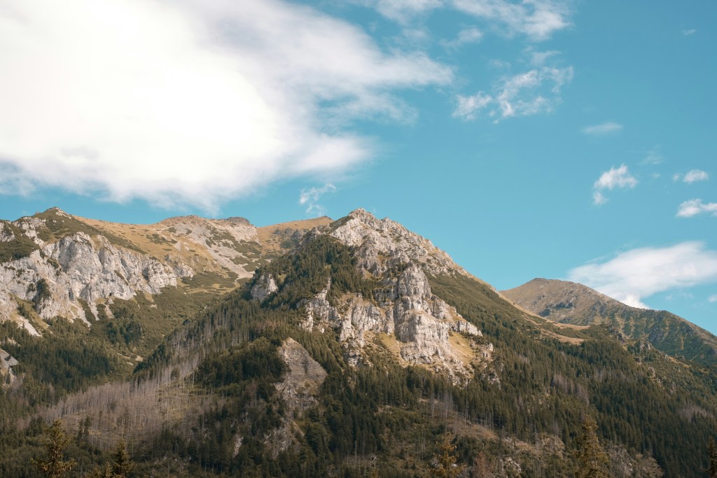 蓝天白云下的壮丽山峰景观照片