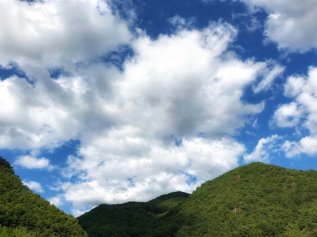 蓝天白云青山景色照片