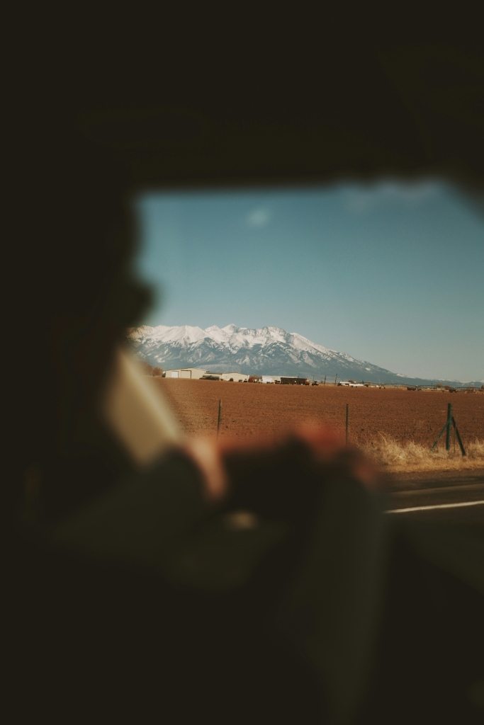 车内视角远眺雪山田野照片