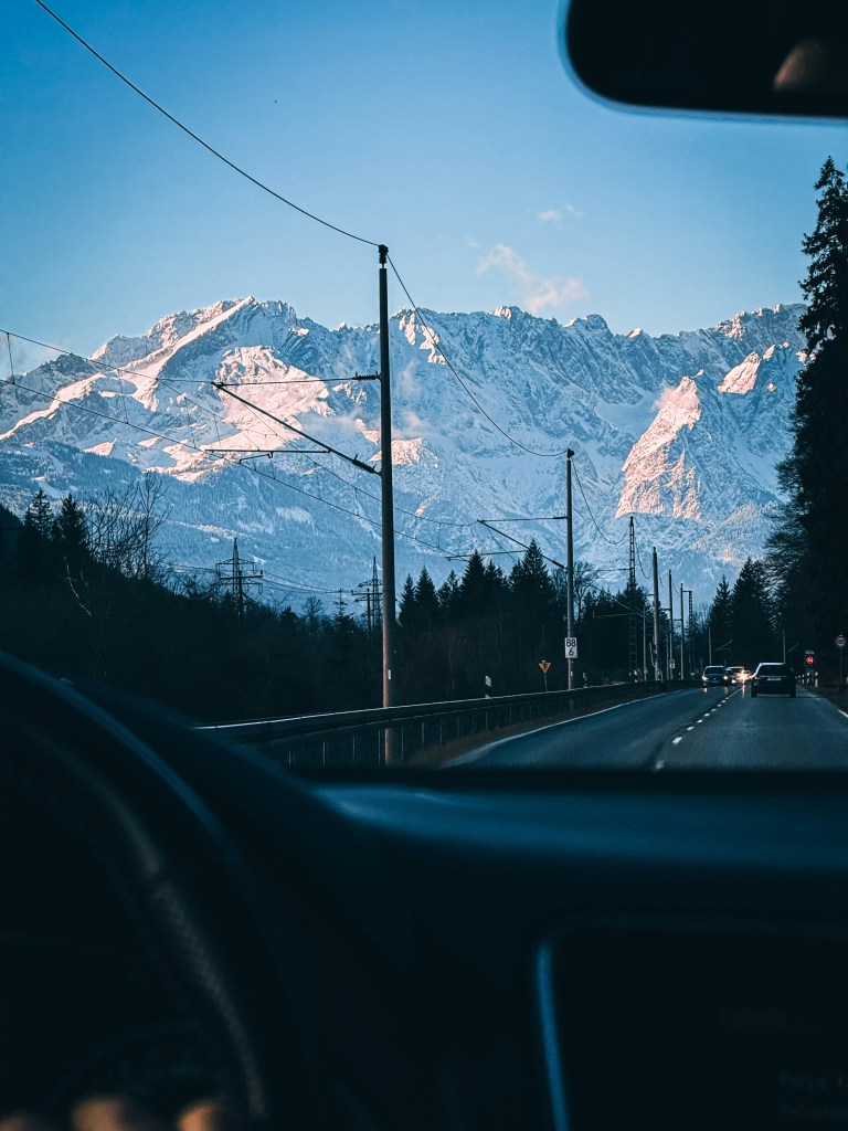 车内视角雪山公路风景照片