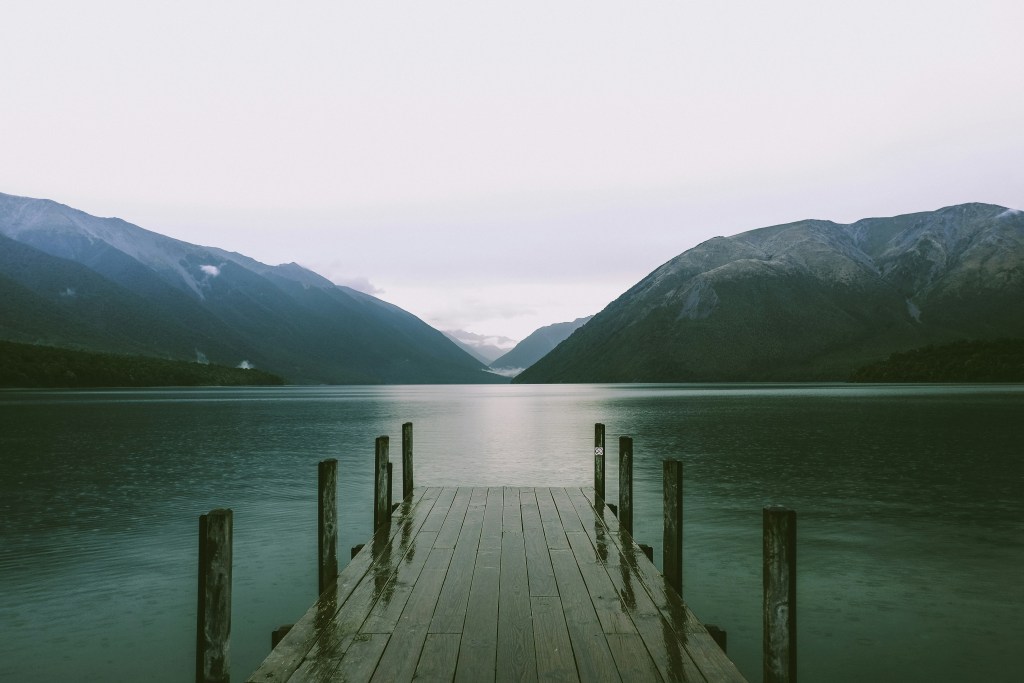 湖畔木栈道远眺山景照片