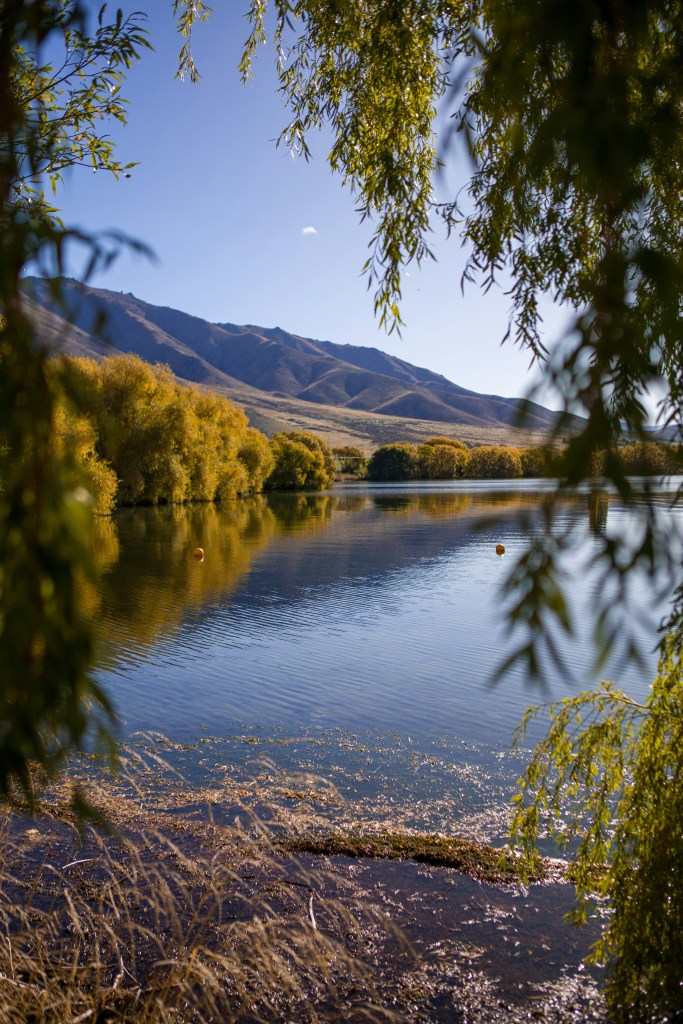 湖畔秋景山峦倒影
