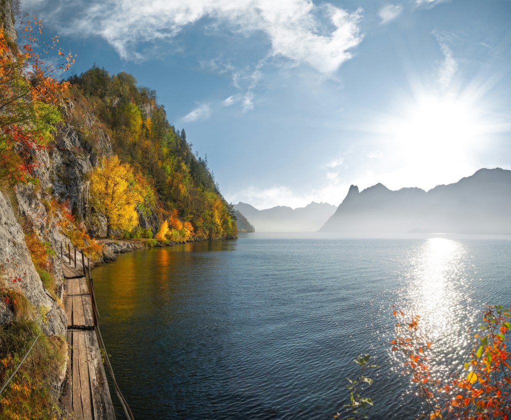 秋日湖畔山崖风景照片