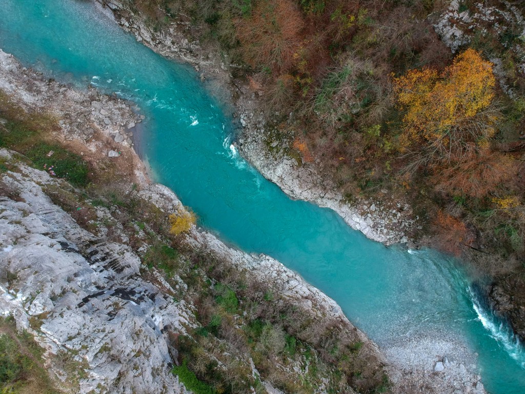 俯瞰碧蓝河流峡谷秋景照片