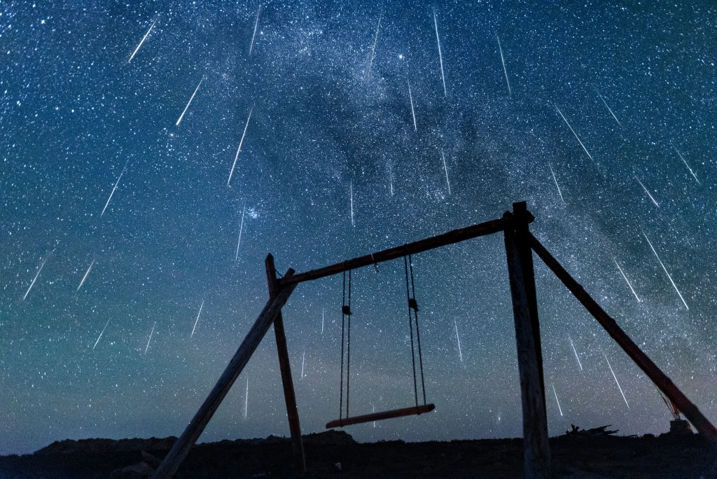 夜空流星划过秋千架照片