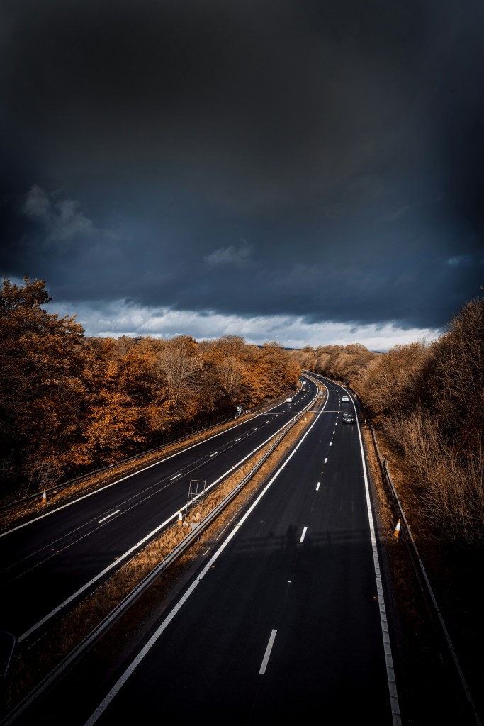 秋日公路阴云密布照片